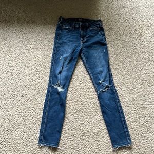 24 Hollister jeans